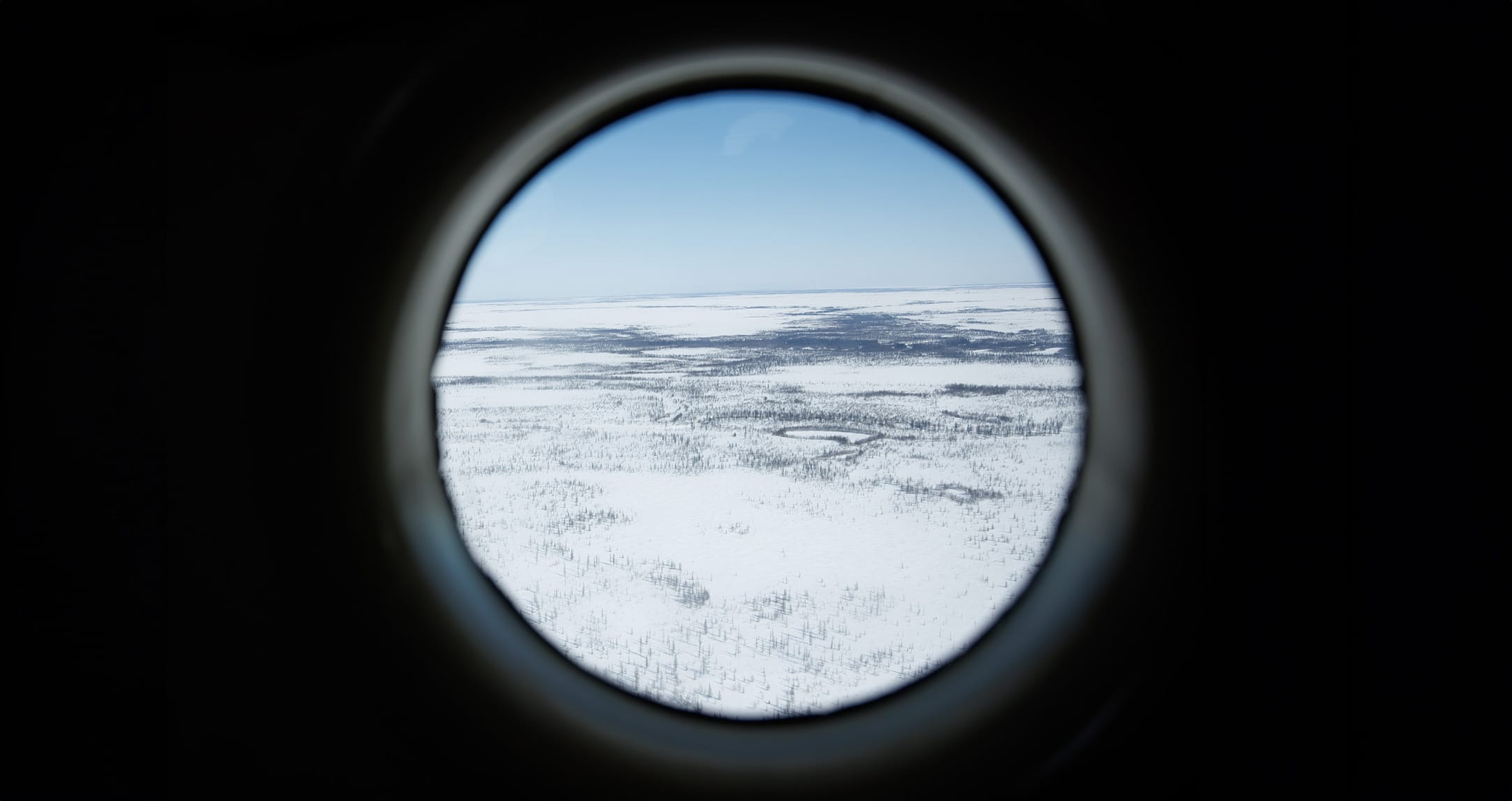 Вид на тундру через иллюминатор вертолета по пути к Новопортовскому месторождению