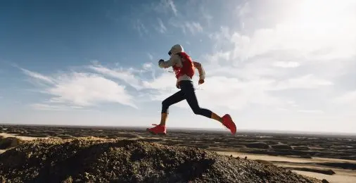 Спортсмен бежит