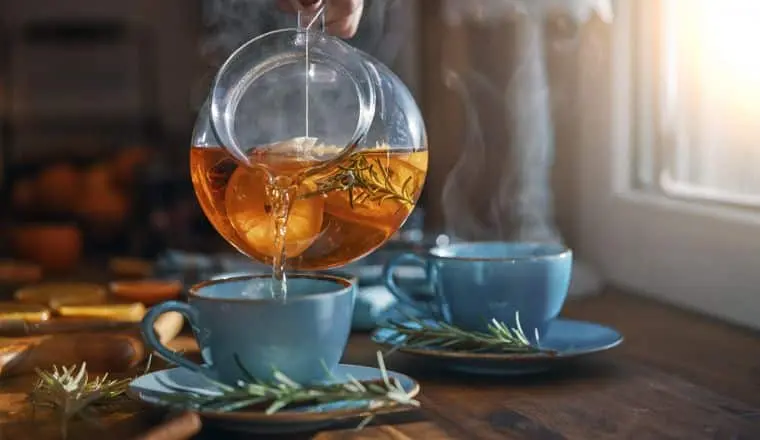 Какой чай быстрее остынет — горячий или теплый, сладкий или без сахара, — и как на это влияет ваша любимая чашка?