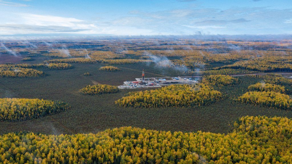 Нефтяное месторождение среди лесов