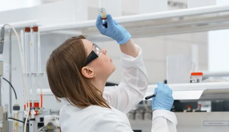 Литий дает энергию нашим гаджетам и электростанциям, но его запасы в природе ограничены: объясняем, как технологии нефтяников помогут решить эту задачу