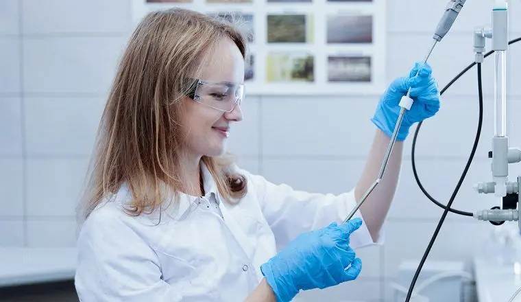 В лаборатории для исследования нефти есть миксер, баня и лазер. Зачем это все ученым? Пройдите наш тест и узнайте, какой вы химик!