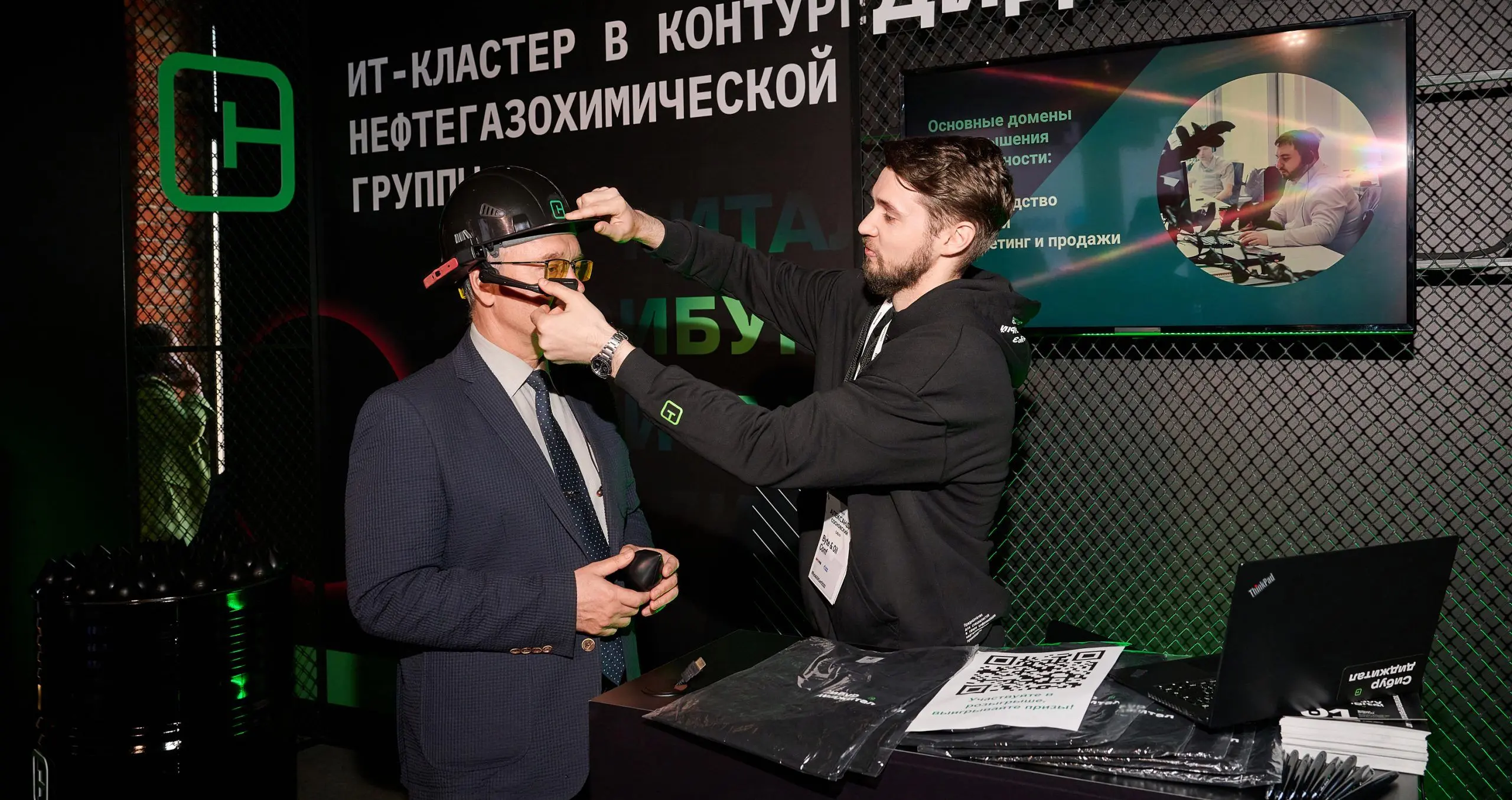 Стенд компании «Сибур», на котором представили умную каску со встроенной системой видеосвязи
