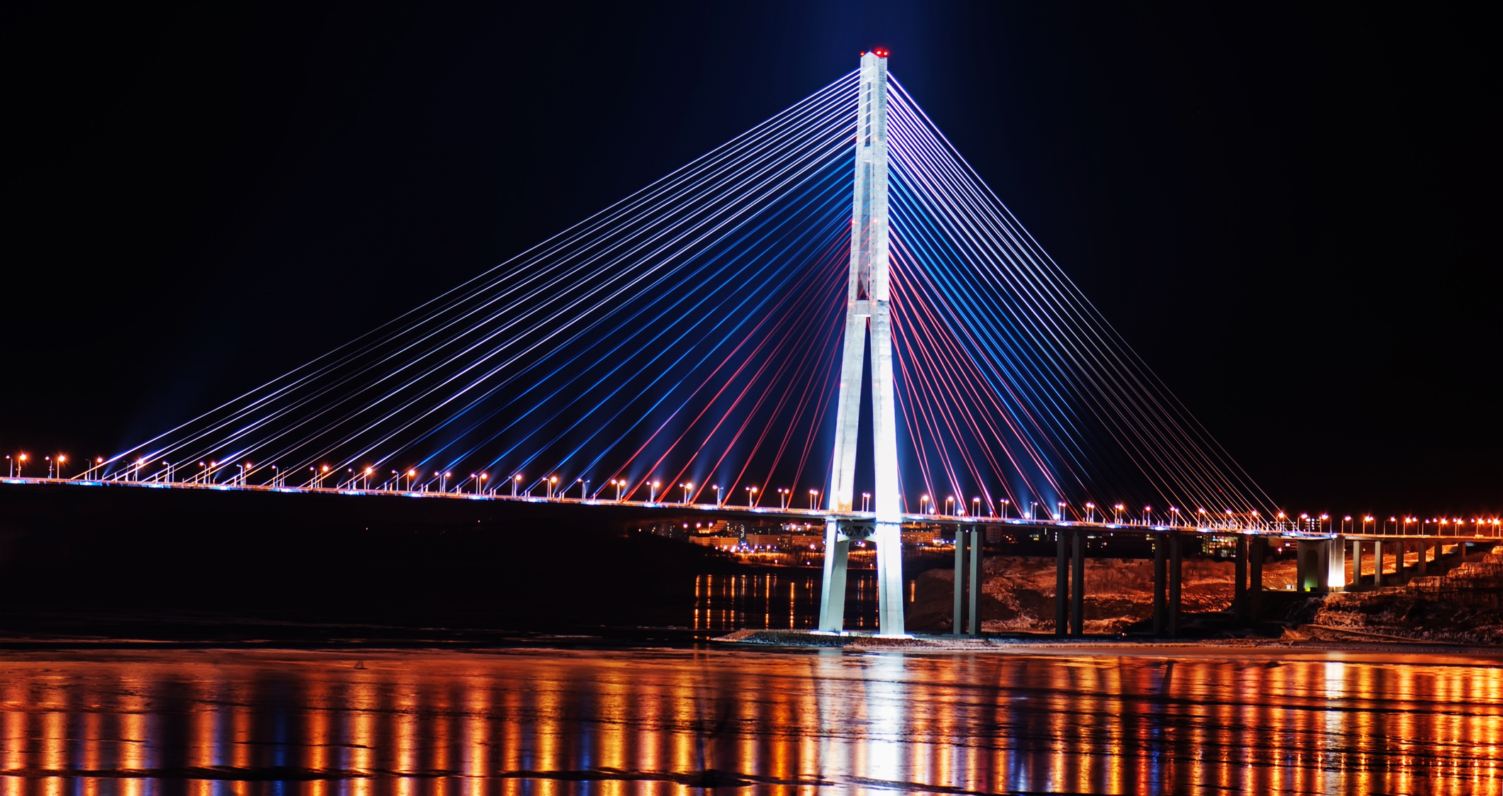 Русский мост через пролив Босфор Восточный во Владивостоке