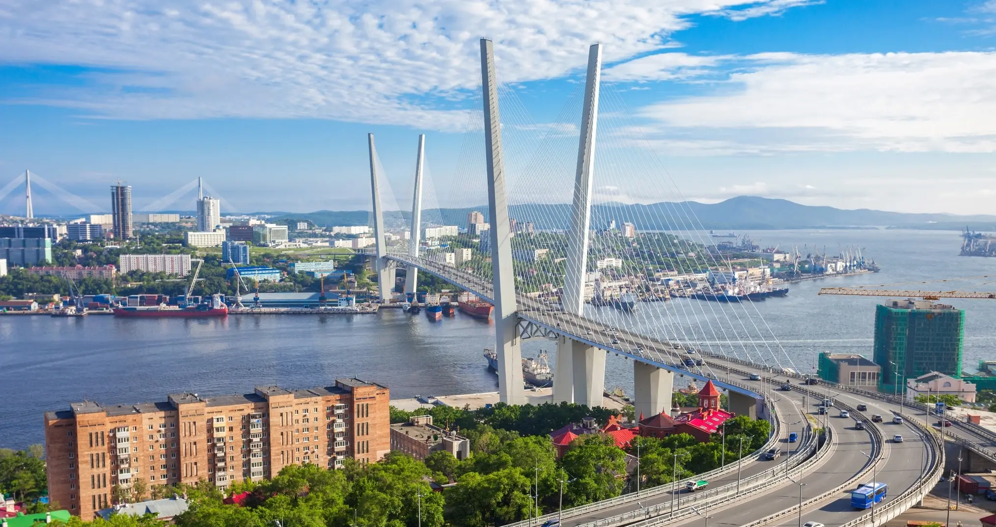 Золотой мост через бухту Золотой Рог во Владивостоке