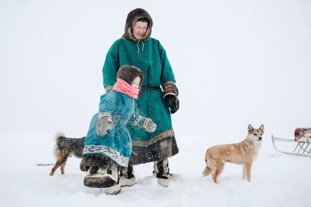 Виктор Лапсуй с своими ребенком и собаками