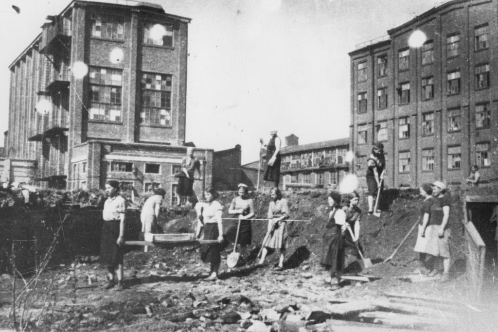 Строительство укрытий на территории завода «Электросила». 1941 год