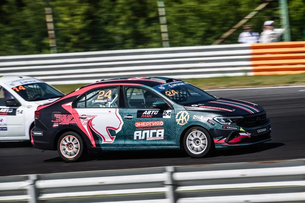 Гоночный автомобиль Кирилла Зиновьева, пилота Российской серии кольцевых гонок (РСКГ)