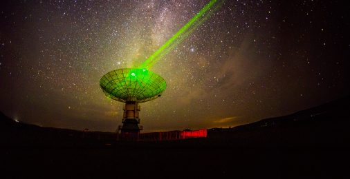 Лазерный луч, направленный из радиотелескопа в звездное небо
