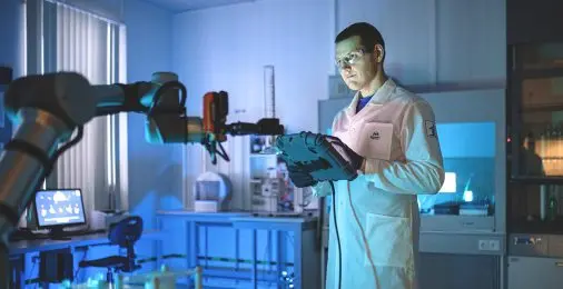 Робот-химик и сотрудник лаборатории Восточно-Мессояхского месторождения
