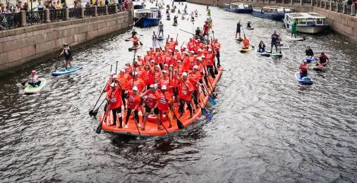 Суперкоманда на&nbsp;мегасапе: как экипаж самого большого сапборда в&nbsp;мире установил рекорд