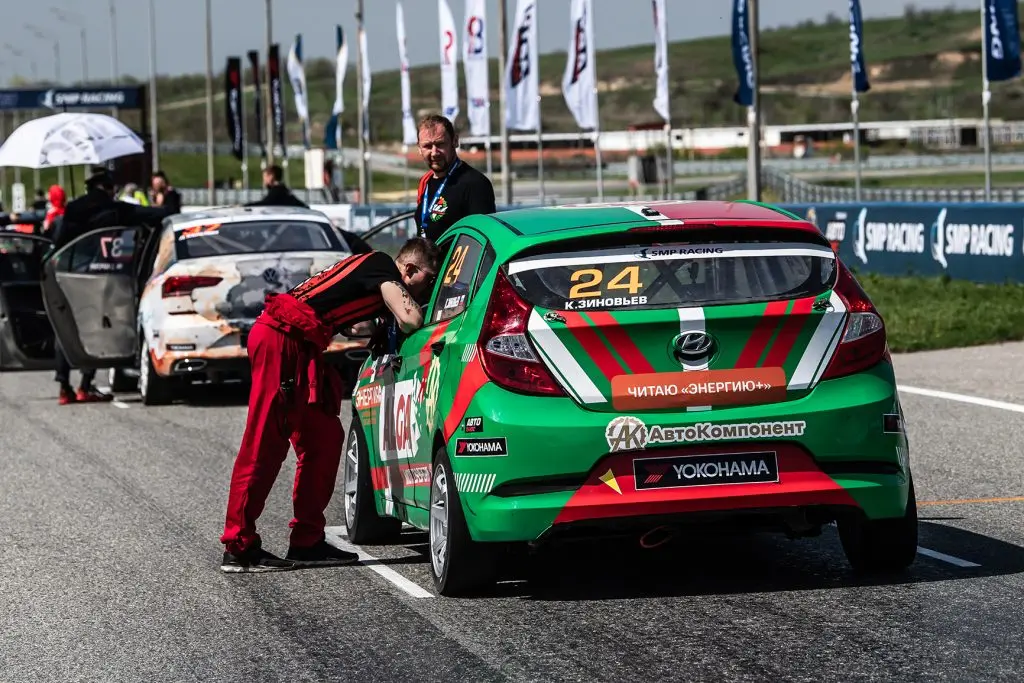Болид Кирилла Зиновьева во время гоночной «передышки»