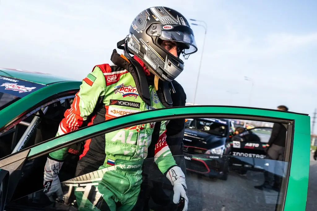 Гонщик Кирилл Зиновьев в экипировке