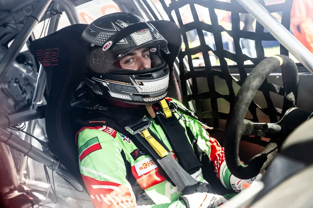 Гонщик Кирилл Зиновьев в кабине своего автомобиля