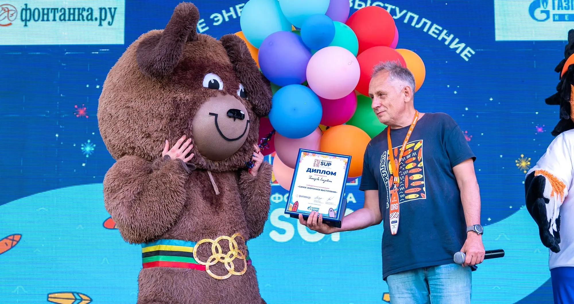 Победительница конкурса костюмов сап-фестиваля Елизавета Глянцева в образце олимпийского мишки