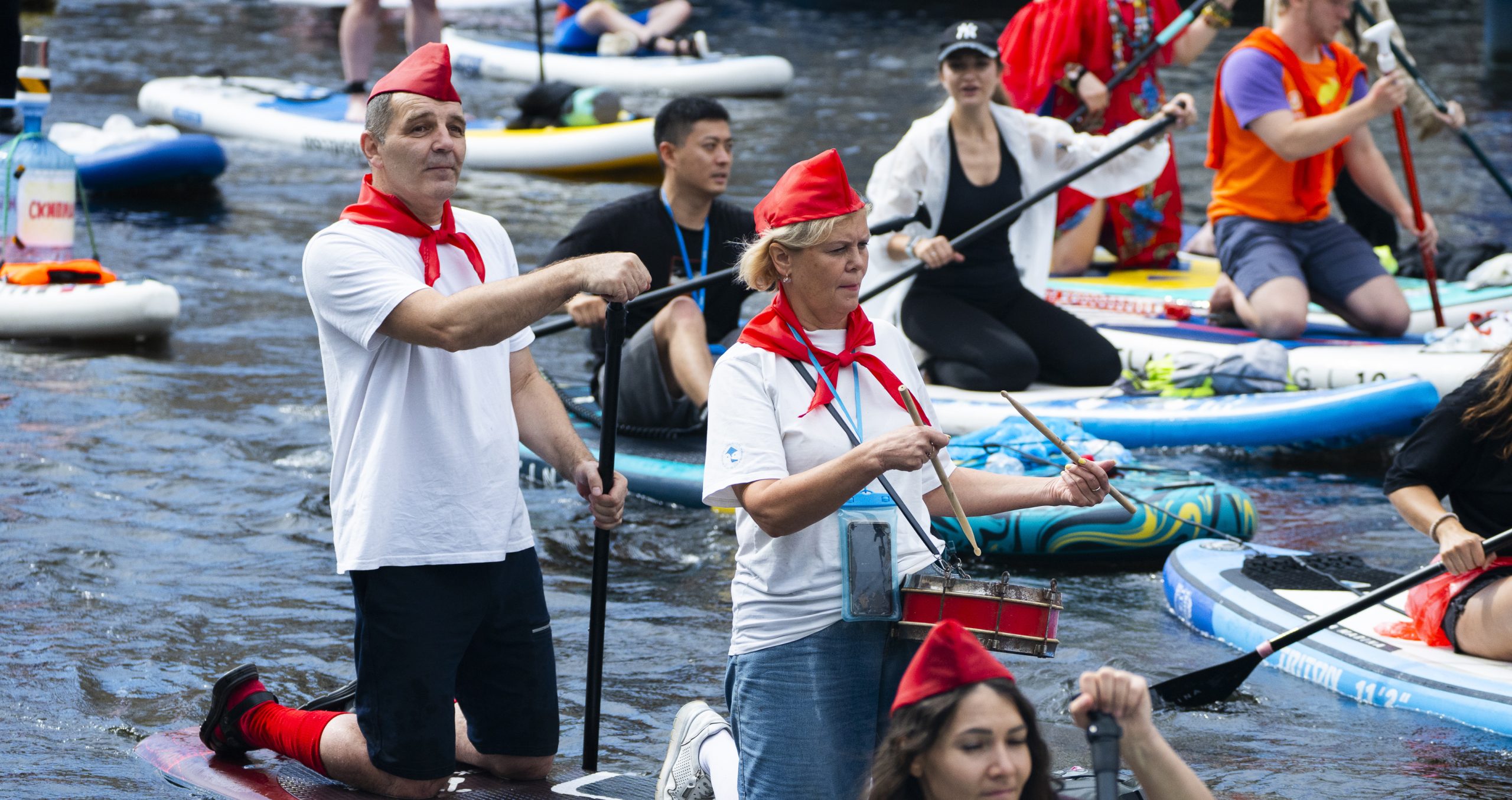 Участники фестиваля «Фонтанка SUP» в костюме пионеров