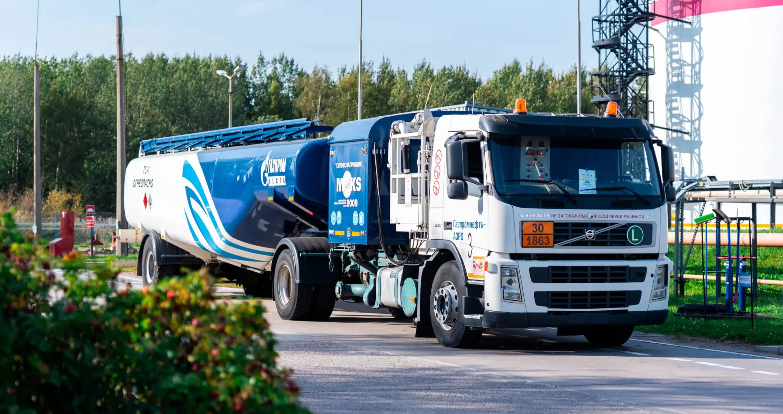 Авиатопливозаправщик «Газпром нефти»