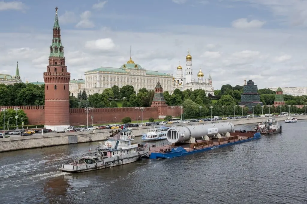 Речная доставка оборудования для установки замедленного коксования