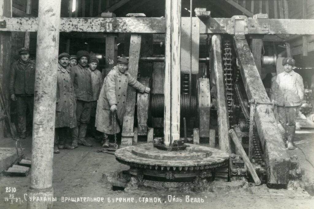 Специалисты нефтепромысла у станка вращательного бурения. Сураханы, 1927 год