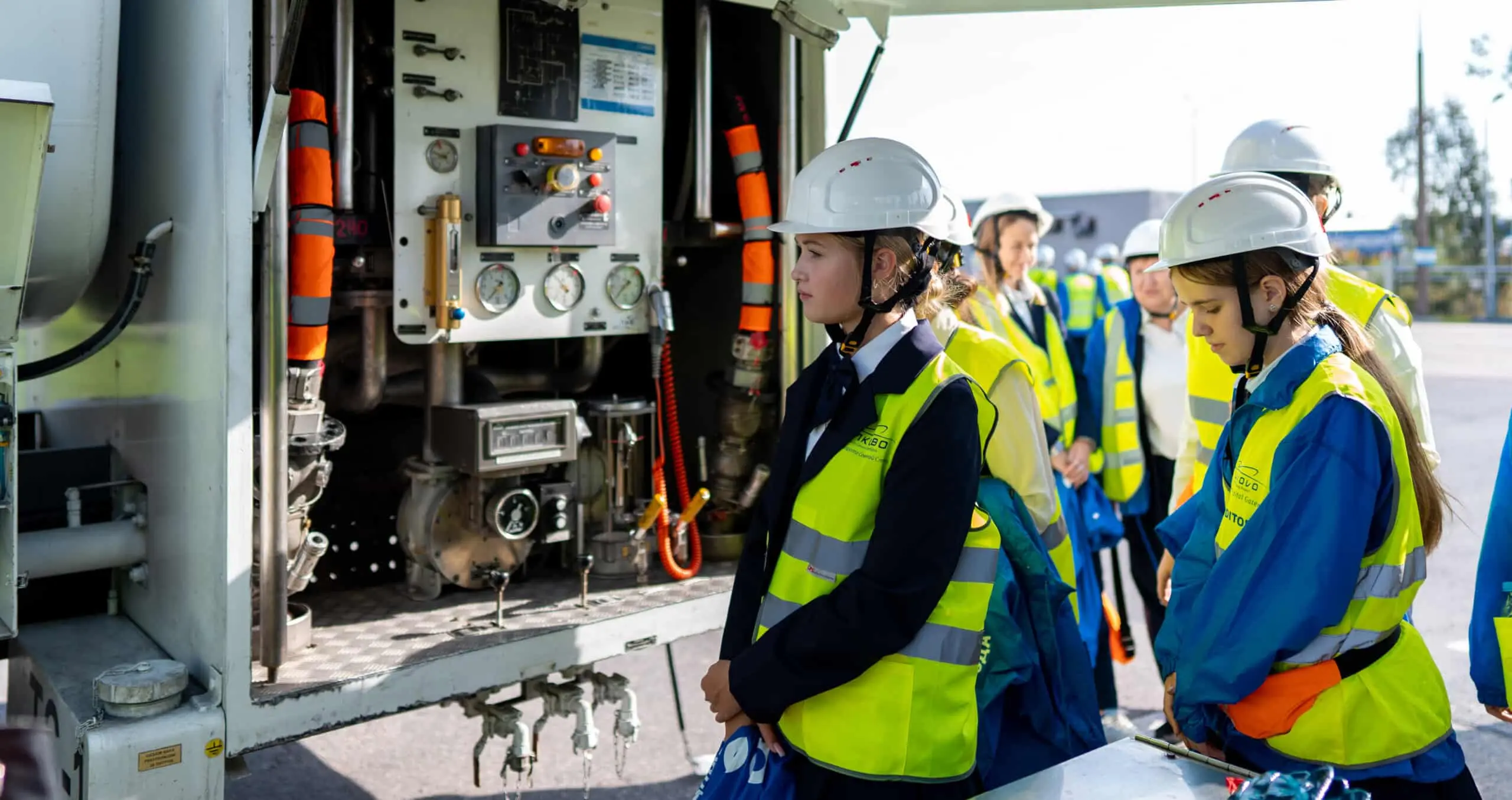 Участники экскурсии проекта «Крылья знаний» у самолета