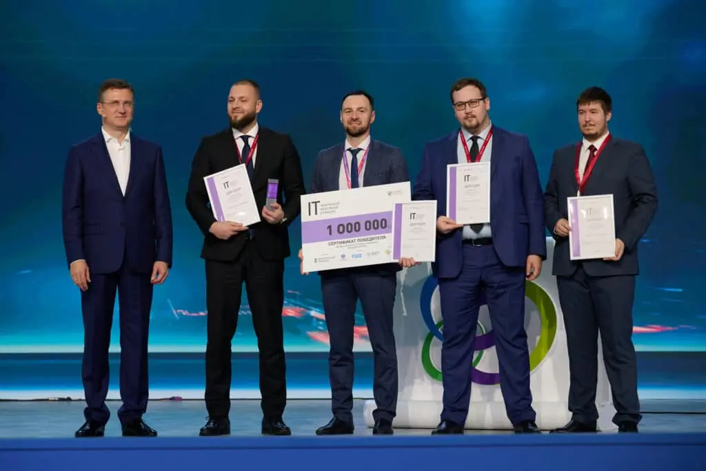 Вице-премьер Александр Новак награждает победителей ИТ-чемпионата