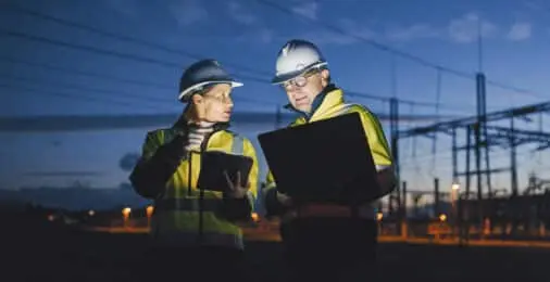 Энергетики на фоне ЛЭП