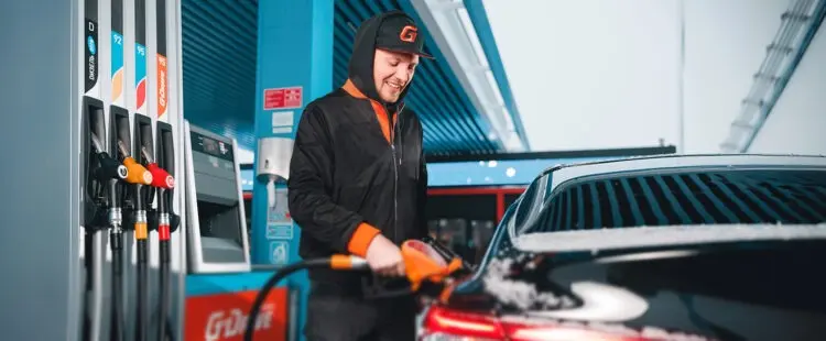 Посетитель сети АЗС «Газпромнефть» заправляется топливом G-Drive