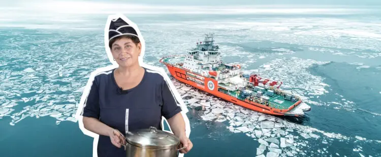 Судовой повар Лариса Ракитская на фоне ледокола (коллаж)