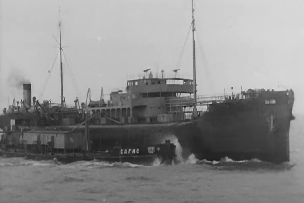 Бункеровка судна на Каспийском море. Кадр из документального фильма «Каспийцы», 1944 год