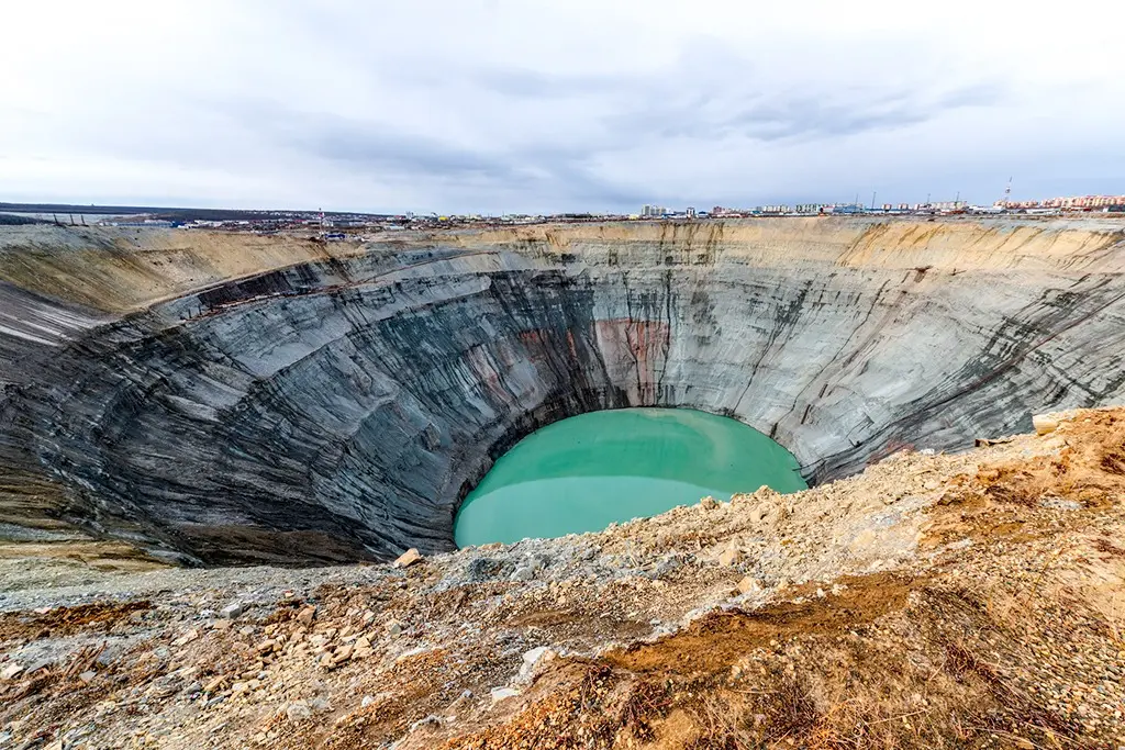 Кимберлитовая трубка на алмазном руднике в Якутии