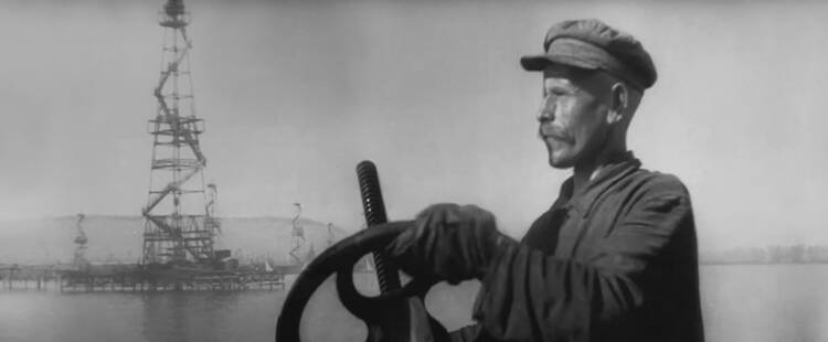 Моряк на Каспийском море на фоне нефтяных буровых вышек