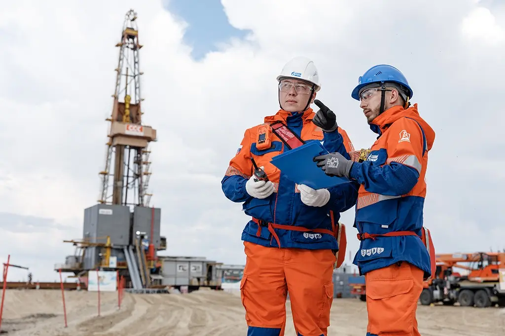 Нефтяники у буровой вышки на Уренгойском месторождении, где залегают трудные углеводороды