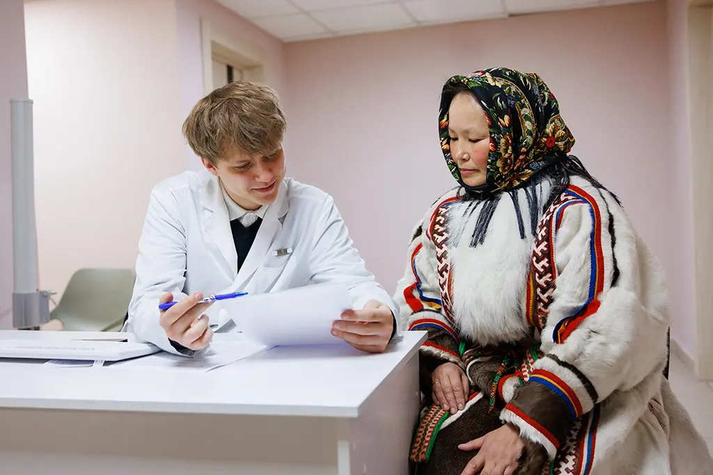 Представительница коренных народов Севера на приеме у доктора во время арктического чекапа