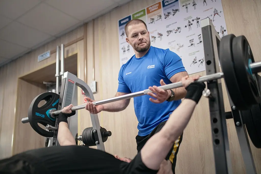 Вахтовики тренируются в спортзале блочно-модульного комплекса на месторождении в Якутии