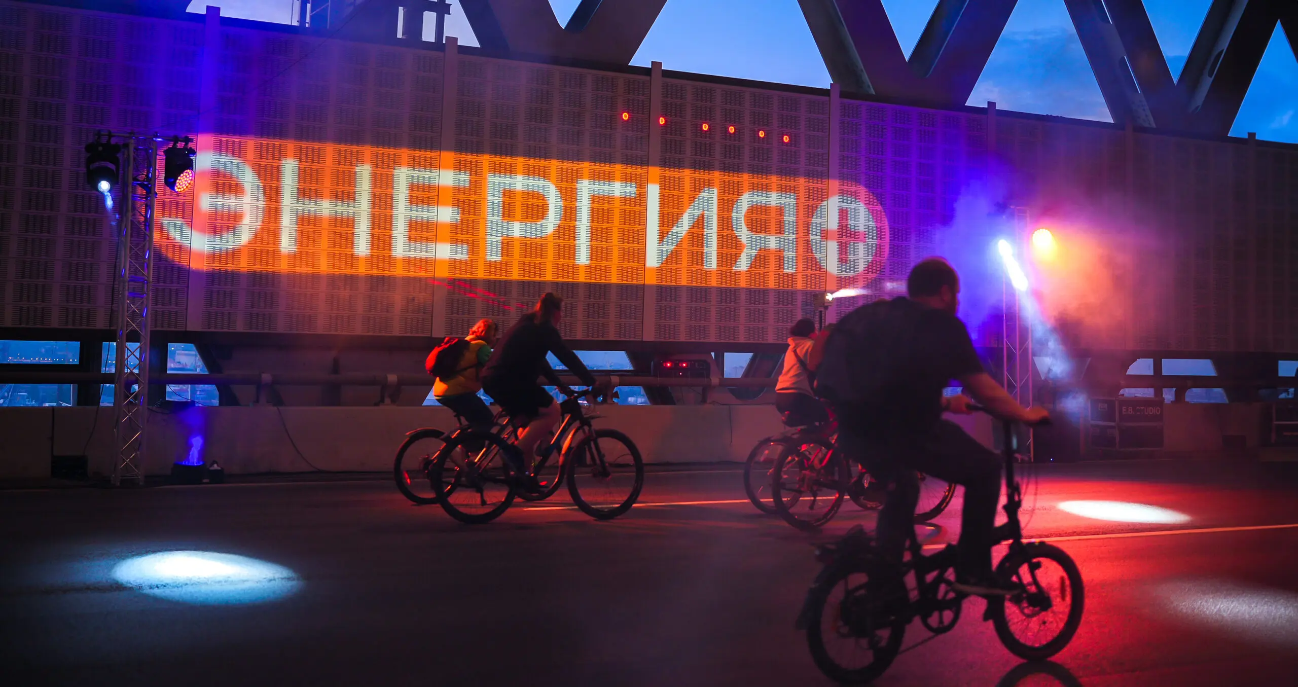 Лазерное шоу «Энергии+» в тоннеле ЗСД во время велофестиваля