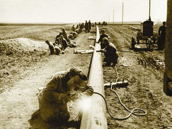 На строительстве газопровода Саратов — Москва. Саратовская область, 4 июня 1945 года