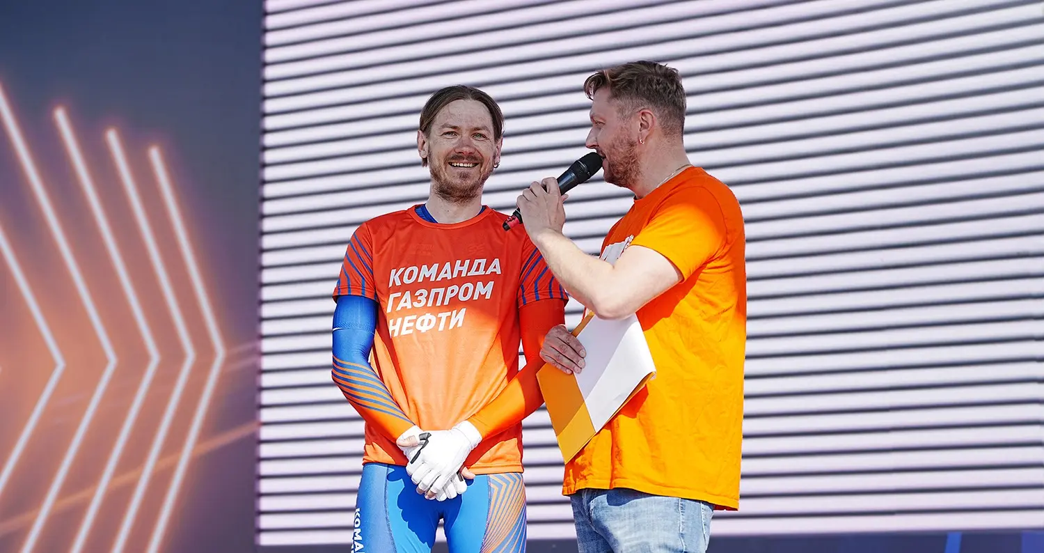 Рекордсмен «ЗСД Фонтанка Феста» Денис Гайденков (на фото слева) в «майке лидера»