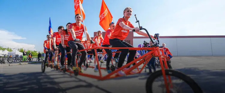 Самый большой трехколесный многоместный велосипед в мире под управлением «Команды Газпром нефти»