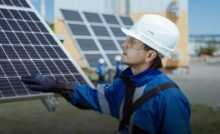 Панели солнечной электростанции на Омском нефтеперерабатывающем заводе