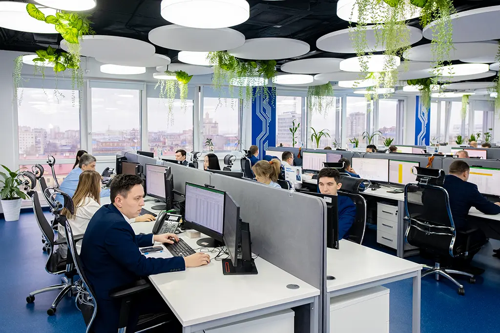 В кабинете центра управления добычей в Оренбурге