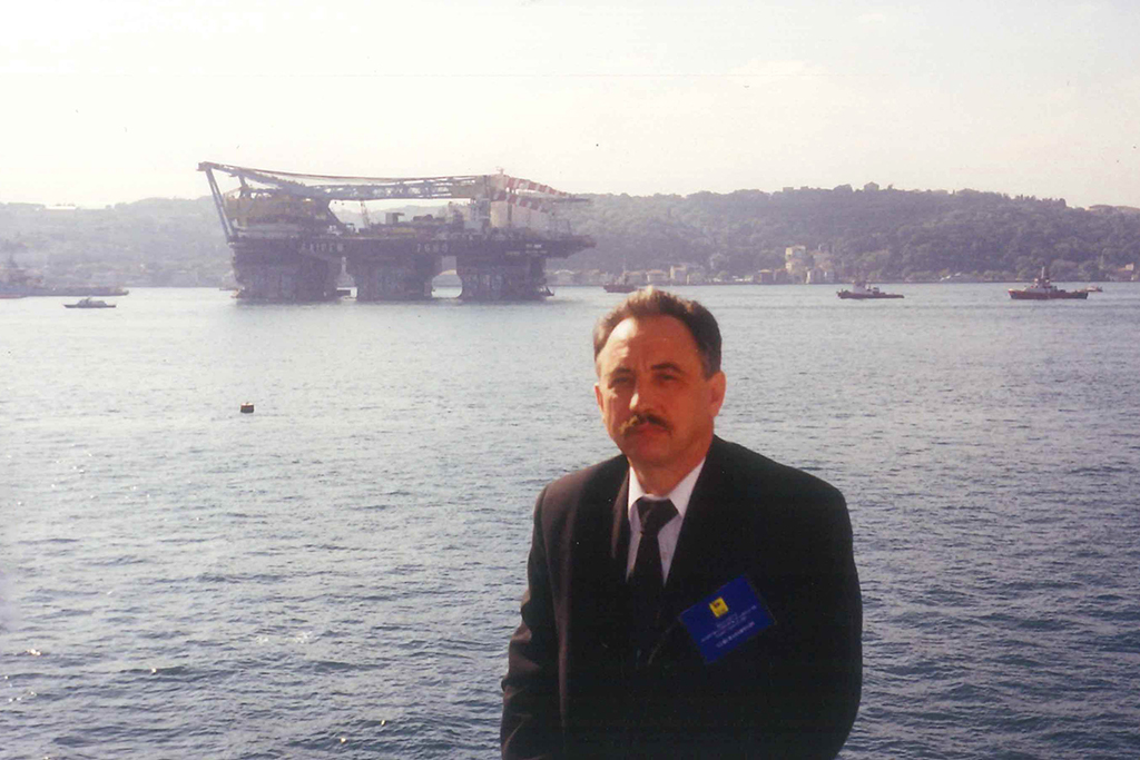 Юрий Басарыгин во время торжественного начала строительства газопровода «Голубой поток» (на фоне), 2000 год