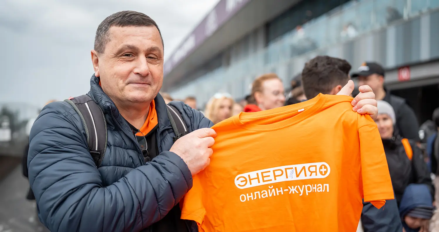 Читатель «Энергии+» Владимир держит в руках футболку с автографом гонщика Кирилла Зиновьева