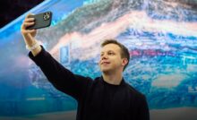 Гость ПМЭФ-2025 на фоне арт-проекта «Террабайт» компании «Газпром нефть»