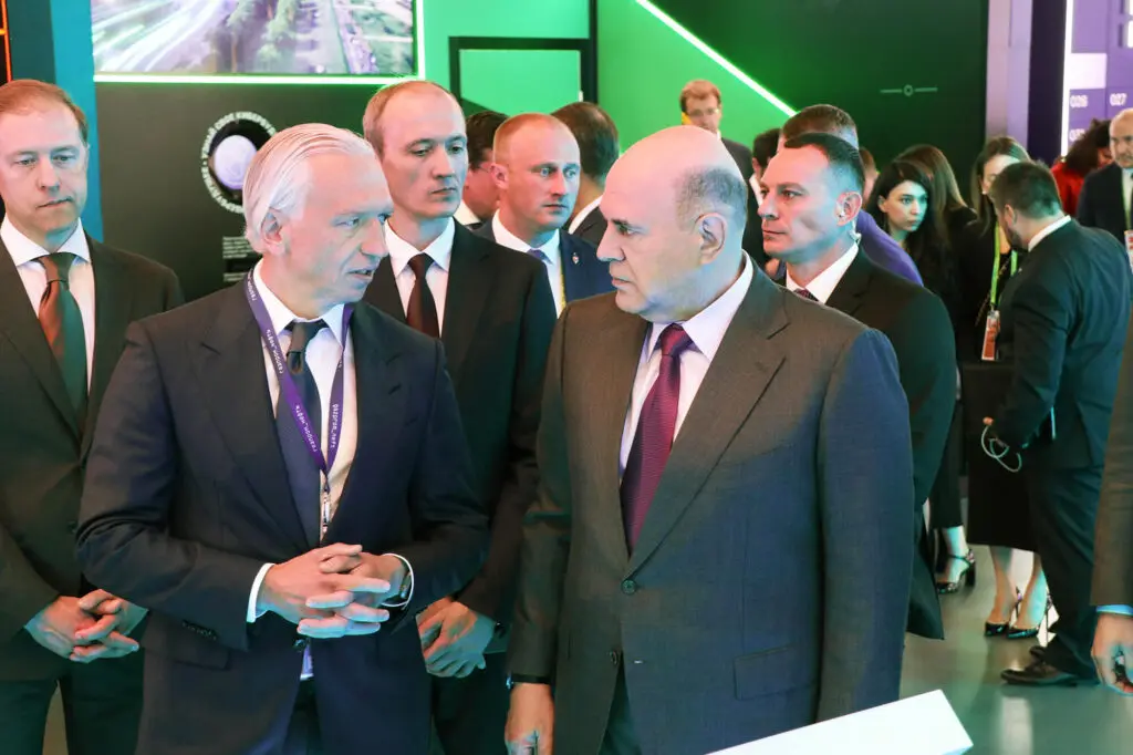 На конференции «Цифровая независимость промышленности России» Александр Дюков рассказывает председателю правительства Михаилу Мишустину о цифровизации в нефтегазовой отрасли