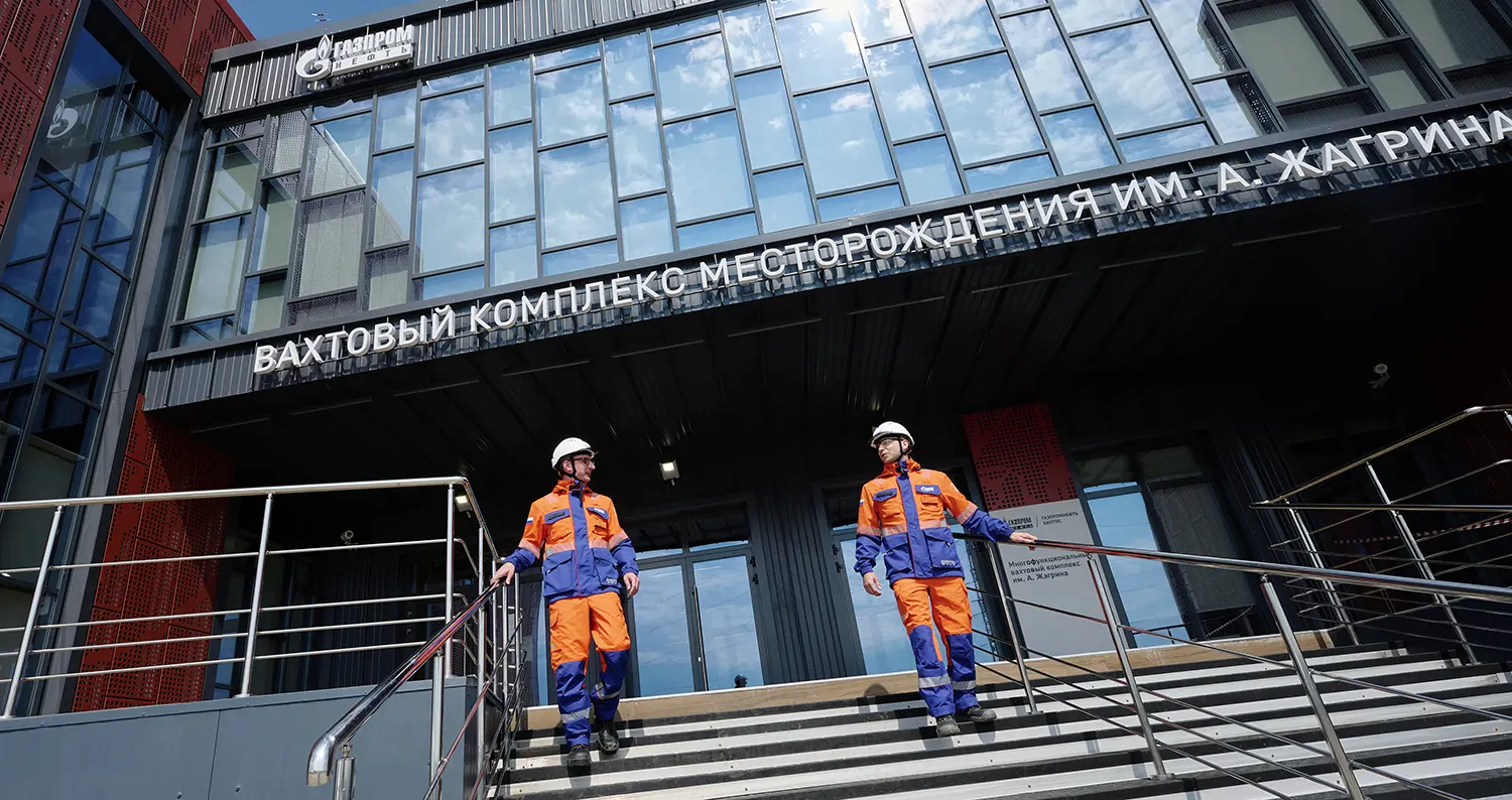На крыльце многофункционального вахтового комплекса