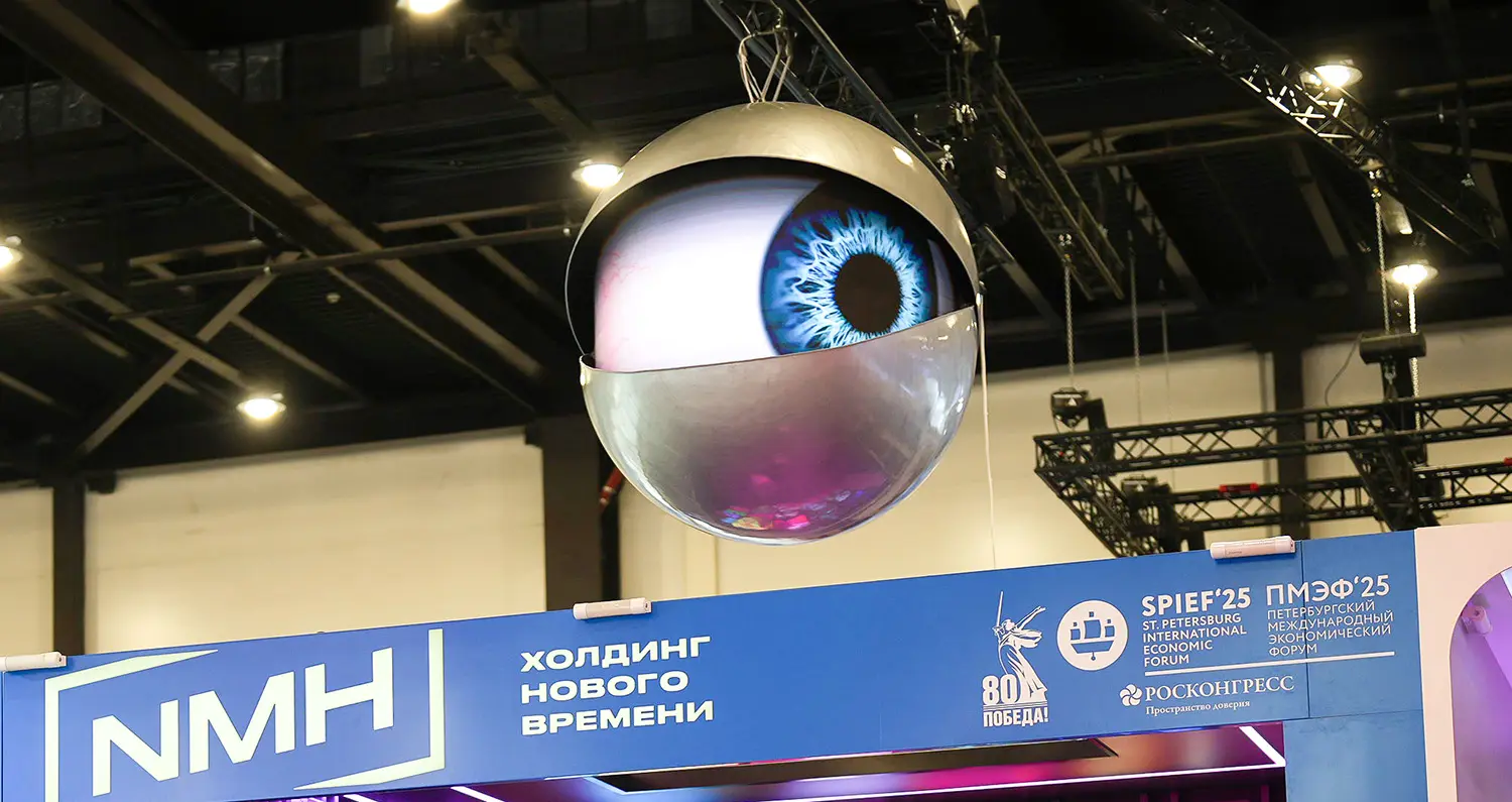 Робоглаз на стенде News Media Holding на ПМЭФ-2025