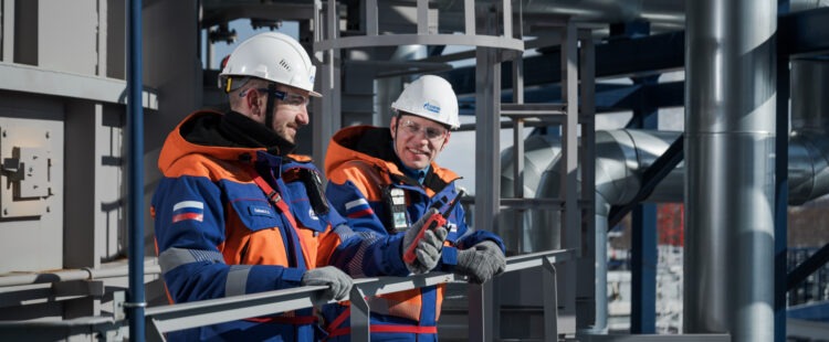 Сотрудники месторождения «Газпром нефти»