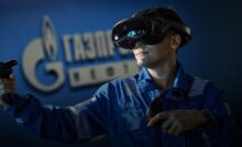 Специалист «Газпром нефти» в очках виртуальной реальности