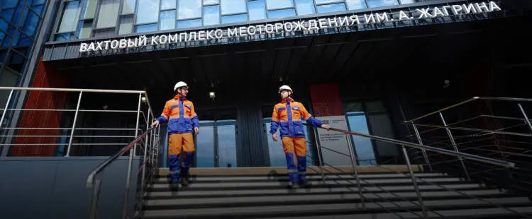 Специалисты месторождения имени Александра Жагрина на крыльце нового многофункционального вахтового комплекса