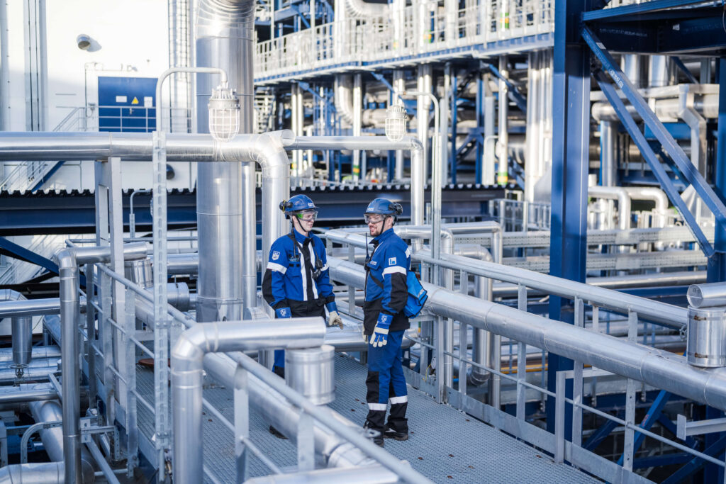 Специалисты нефтеперерабатывающего завода «Газпром нефти»
